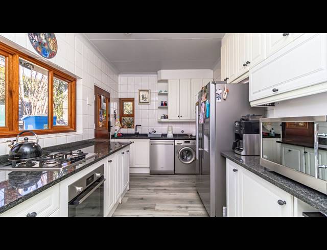 3 BEDROOM FREEHOLD FOR SALE IN HIGHWAY GARDENS